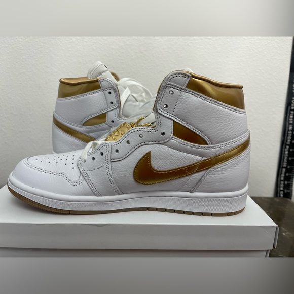 New! Nike Air Jordan 1 Retro High OG Women's "Metallic Gold" Shoe - Picture 5 of 14